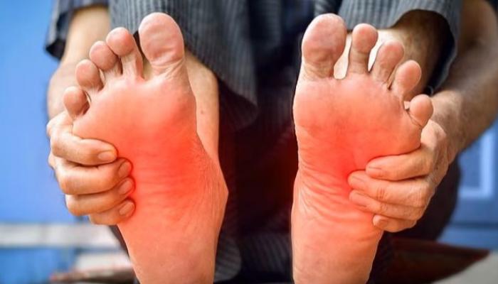 أعراض غير متوقعة.. سخونة القدمين قد تكشف اضطرابات صحية