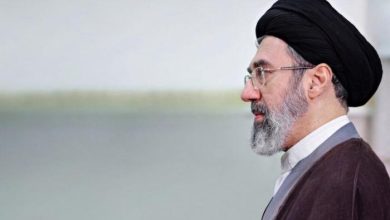 إيران تترقب.. ماذا وراء الغموض المحيط بالمرشد ومجتبى خامنئي؟
