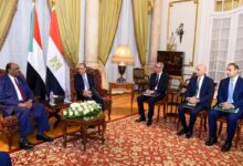 القاهرة والخرطوم.. كيف ساهمت السياسات المصرية في تعقيد الأزمة السودانية وإطالة أمد الصراع؟