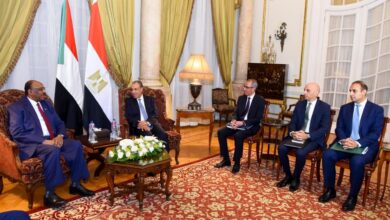 القاهرة والخرطوم.. كيف ساهمت السياسات المصرية في تعقيد الأزمة السودانية وإطالة أمد الصراع؟