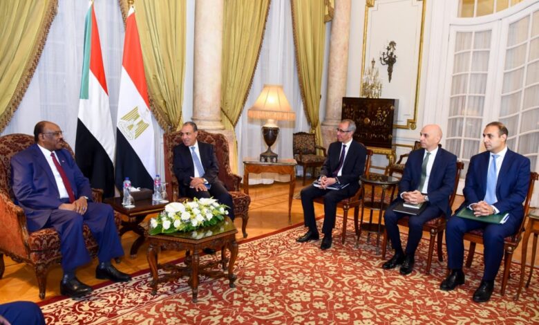 القاهرة والخرطوم.. كيف ساهمت السياسات المصرية في تعقيد الأزمة السودانية وإطالة أمد الصراع؟