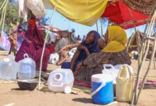تمويل الآلة العسكرية على حساب بطون الجياع.. كيف تدفع سياسات الجيش الإنسانية في السودان نحو الهاوية؟