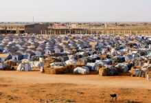 بين مكبرات الصوت ونيران نقاط التفتيش: مأساة المواطن السوداني في فخ الأبيض