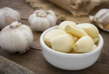 تناول الثوم يوميًا لـ5 أشهر.. كيف تأثرت كليتا شاب؟