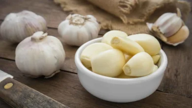 تناول الثوم يوميًا لـ5 أشهر.. كيف تأثرت كليتا شاب؟