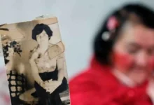 رحيل المرأة الحمراء بعد عقود من قصة حب انتهت بالفراق