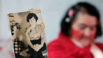 رحيل المرأة الحمراء بعد عقود من قصة حب انتهت بالفراق