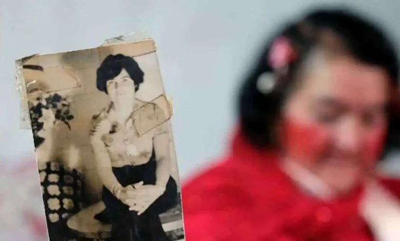 رحيل المرأة الحمراء بعد عقود من قصة حب انتهت بالفراق