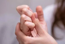 فرقعة الأصابع.. خرافة أم عادة قد تؤثر في صحة المفاصل؟