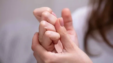 فرقعة الأصابع.. خرافة أم عادة قد تؤثر في صحة المفاصل؟