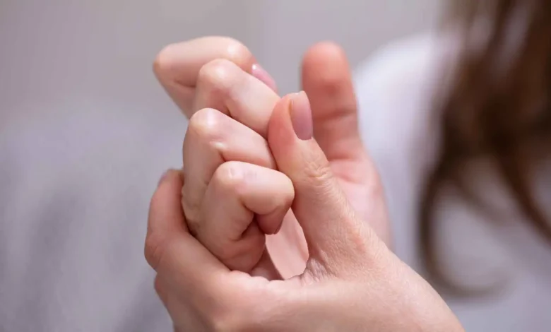 فرقعة الأصابع.. خرافة أم عادة قد تؤثر في صحة المفاصل؟