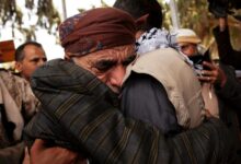 ملف الأسرى يواجه عقبة جديدة بسبب تباين مواقف الحكومة والحوثيين