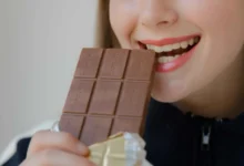 هل تعزز الشوكولاتة الداكنة تجدد الخلايا؟ العلم يجيب