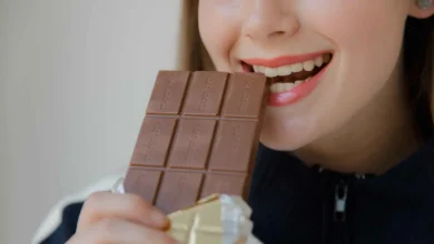 هل تعزز الشوكولاتة الداكنة تجدد الخلايا؟ العلم يجيب