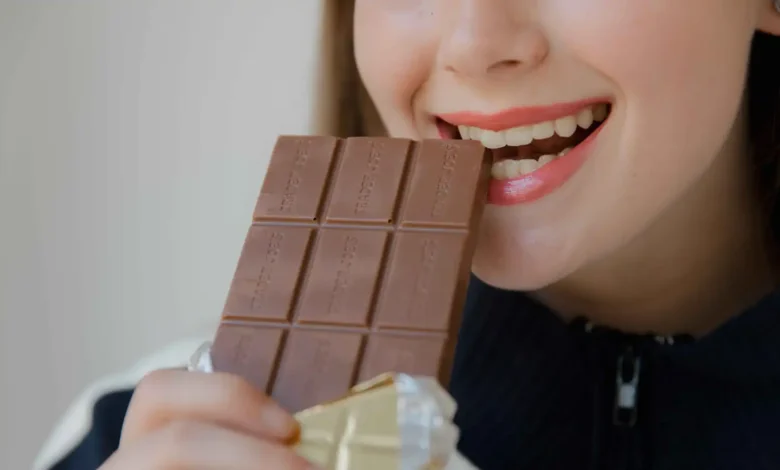 هل تعزز الشوكولاتة الداكنة تجدد الخلايا؟ العلم يجيب