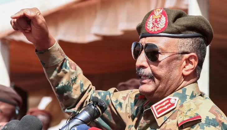 البرهان يستبعد مناوي من المشهد السياسي.. اتهامات بالتهاون ورفض المشاركة