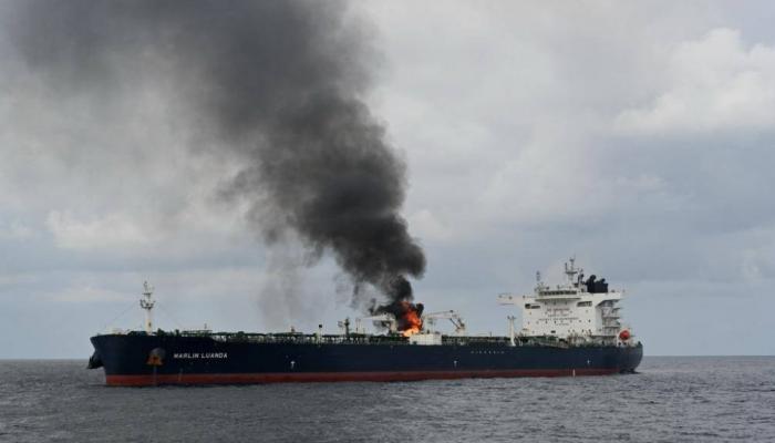 اليمن يعلن نجاح عملية إنقاذ طاقم سفينة استهدفت في البحر الأحمر