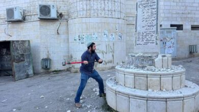 بالمطرقة وتحت حراسة الجيش.. جولة نائب إسرائيلي تنتهي بهدم نصب في مادما