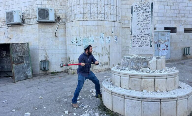 بالمطرقة وتحت حراسة الجيش.. جولة نائب إسرائيلي تنتهي بهدم نصب في مادما