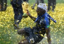 بنجامين ميندي يثير الجدل ببيع نسخة كأس العالم 2018