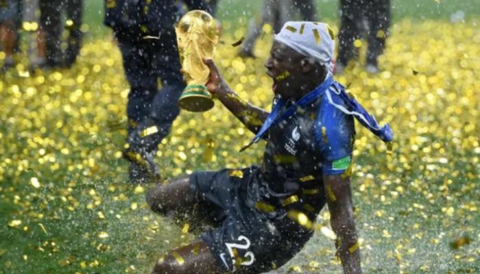بنجامين ميندي يثير الجدل ببيع نسخة كأس العالم 2018