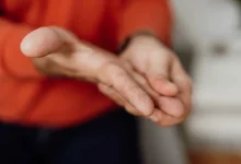 تنميل اليدين والقدمين لا تتجاهله.. قد يكون علامة على اعتلال الأعصاب