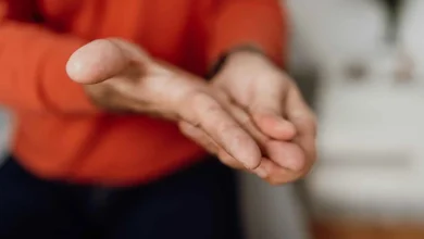 تنميل اليدين والقدمين لا تتجاهله.. قد يكون علامة على اعتلال الأعصاب