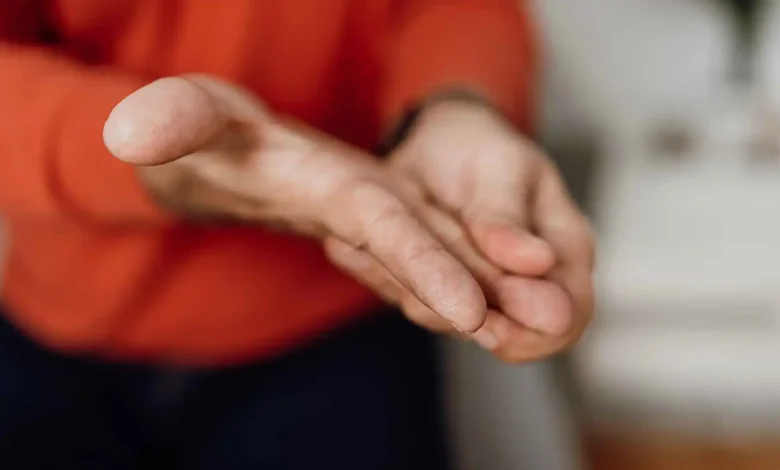 تنميل اليدين والقدمين لا تتجاهله.. قد يكون علامة على اعتلال الأعصاب