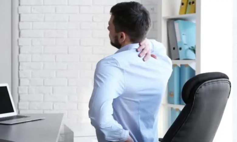 ساعات الجلوس قد تؤذي ظهرك ومفاصلك.. خبراء يحذرون