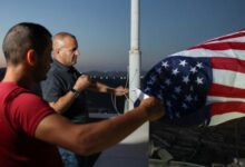 علم أمريكا في مواجهة المستوطنين.. فلسطيني يدافع عن منزله