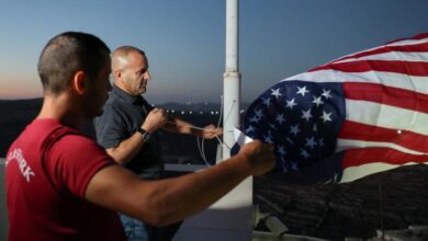 علم أمريكا في مواجهة المستوطنين.. فلسطيني يدافع عن منزله