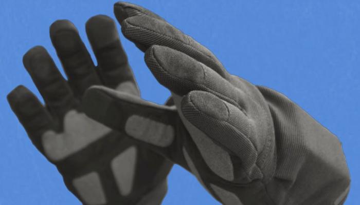 «قفاز الصعق.. سلاح جديد تستخدمه الهجرة الأمريكية لمواجهة المقاومة
