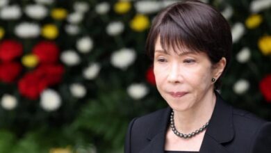 من قمة السلطة إلى صداقة صرصور.. رئيسة وزراء اليابان تكشف جانبا خفيا من حياتها