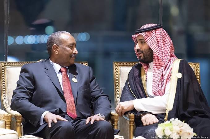 الدور السعودي في حرب السودان: التوازنات الدبلوماسية وأثرها في إطالة أمد النزاع