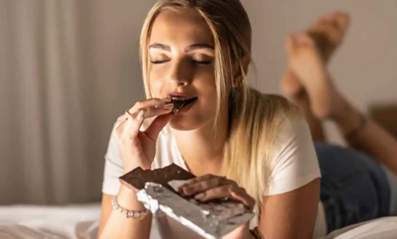 رغبة مفاجئة في الحلويات بعد العشاء.. 6 أسباب محتملة