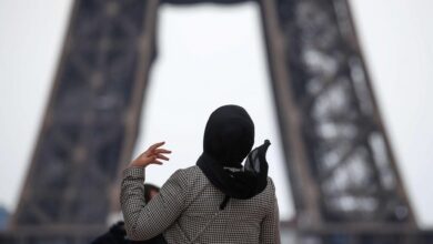 سباق الإليزيه يعيد الحجاب إلى الواجهة.. معركة على هوية فرنسا