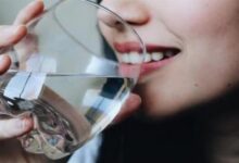 كوب ماء بعد الاستيقاظ.. ماذا يحدث لجسمك في الدقائق الأولى؟