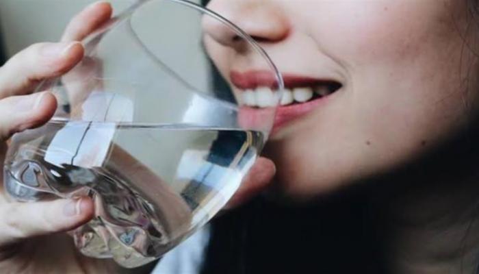 كوب ماء بعد الاستيقاظ.. ماذا يحدث لجسمك في الدقائق الأولى؟