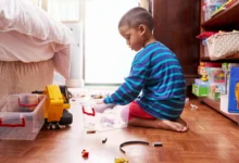 كيف تجعل طفلك يرتب غرفته بنفسه.. بعيداً عن الصراخ؟