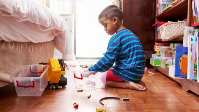 كيف تجعل طفلك يرتب غرفته بنفسه.. بعيداً عن الصراخ؟