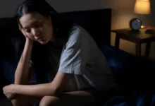 ليل ثقيل ومشاعر أقوى.. كيف تواجه نوبات الحزن الليلية؟