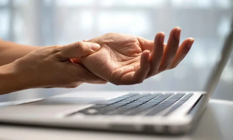متى تحتاج إلى جراحة النفق الرسغي؟.. علامات تستدعي التدخل