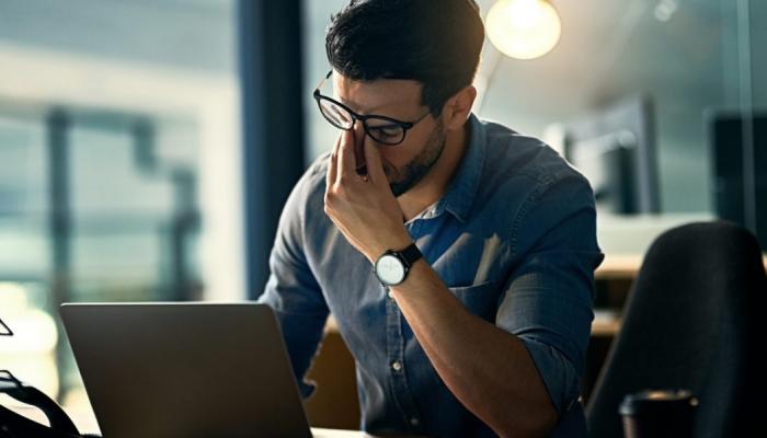 من التوتر إلى الإنهاك.. 4 عادات يومية تستنزفك في العمل