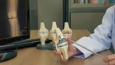 من المفصل إلى الدماغ.. دراسة تكشف وصول جزيئات المفاصل الصناعية إلى أنسجة المخ