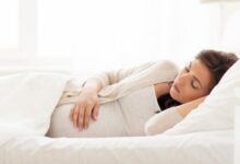نوم الأم أثناء الحمل تحت المجهر.. ارتباط محتمل بزيادة خطر السمنة لدى الطفل