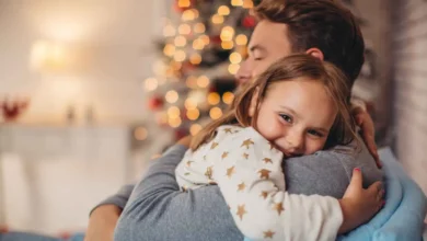 هل كثرة الارتباط بالوالدين تعيق استقلال الطفل؟.. التربية بالارتباط تثير الجدل