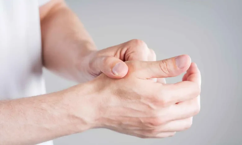 ألم الإبهام البسيط.. متى يكون مؤشراً على مرض مزمن؟