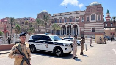 استقالة محافظ المركزي الليبي.. الإنفاق العام والانقسام السياسي يفاقمان الأزمة المالية