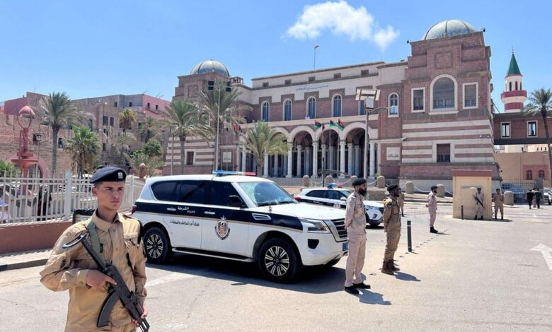 استقالة محافظ المركزي الليبي.. الإنفاق العام والانقسام السياسي يفاقمان الأزمة المالية