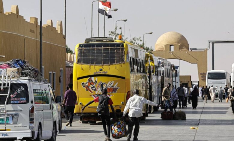 الغارات المصرية على منقّبي الذهب تضع العلاقات بين القاهرة والخرطوم أمام اختبار حساس